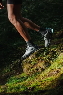 Altra Lone Peak 9 Waterproof Low Womens – Black/Gray